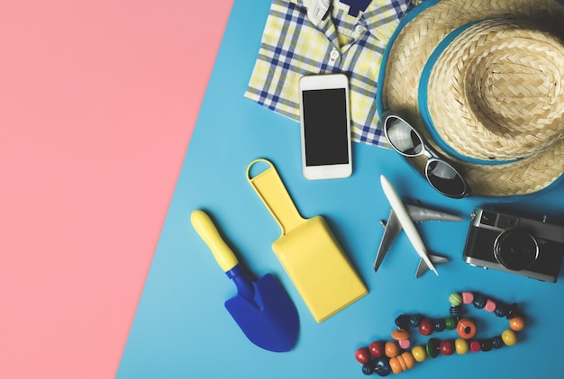 Foto moda para niños y accesorios de playa flatlay para el tema de las vacaciones de verano