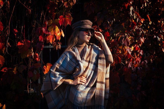 Moda de otoño. Mujer joven con elegante traje al aire libre