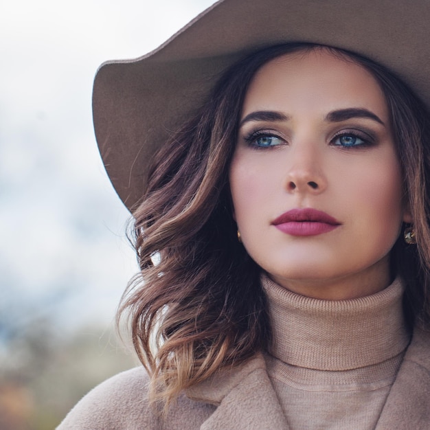 Moda perfecta modelo mujer al aire libre modelo femenino cara primer plano