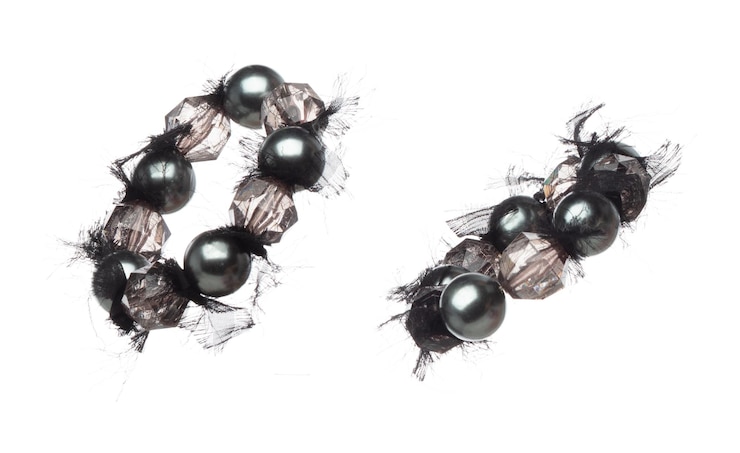 Foto la moda de la perla de mar profundo con un hermoso detalle de trabajo es el valor de lujo de la perlas de mar profundo pulsera es la tendencia de la moda y volar en el aire fondo blanco aislado