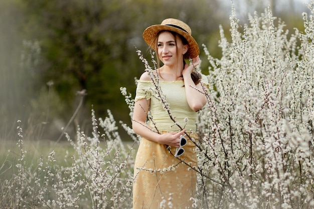 Moda primavera ao ar livre em flor