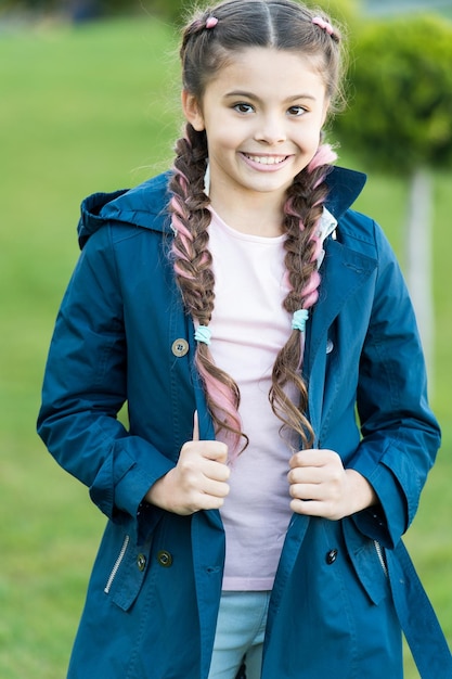 Moda de primavera para niña al aire libre. Niña con peinado de moda en el parque. Moda de otoño. Niño feliz con cabello elegante en el parque. paisaje natural al aire libre. Parques y al aire libre. Tan hermoso.