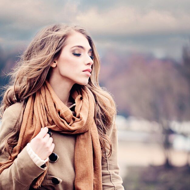 Moda retrato da beleza da mulher magnífica. Menina ao ar livre