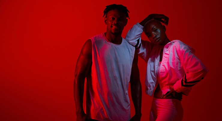 Foto moda y retrato de pareja con iluminación roja estilo urbano y fresco en el estudio con confianza entrenamiento de entrenamiento y personas negras con gimnasio atleta y ropa de ejercicio con maqueta y sonrisa