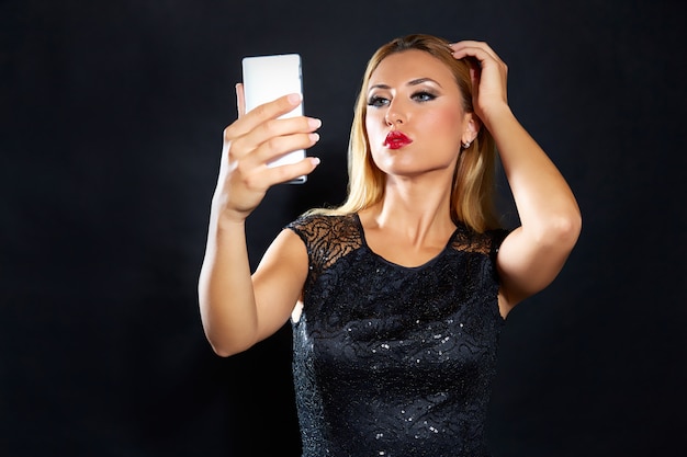 Moda rubia mujer smartphone selfie