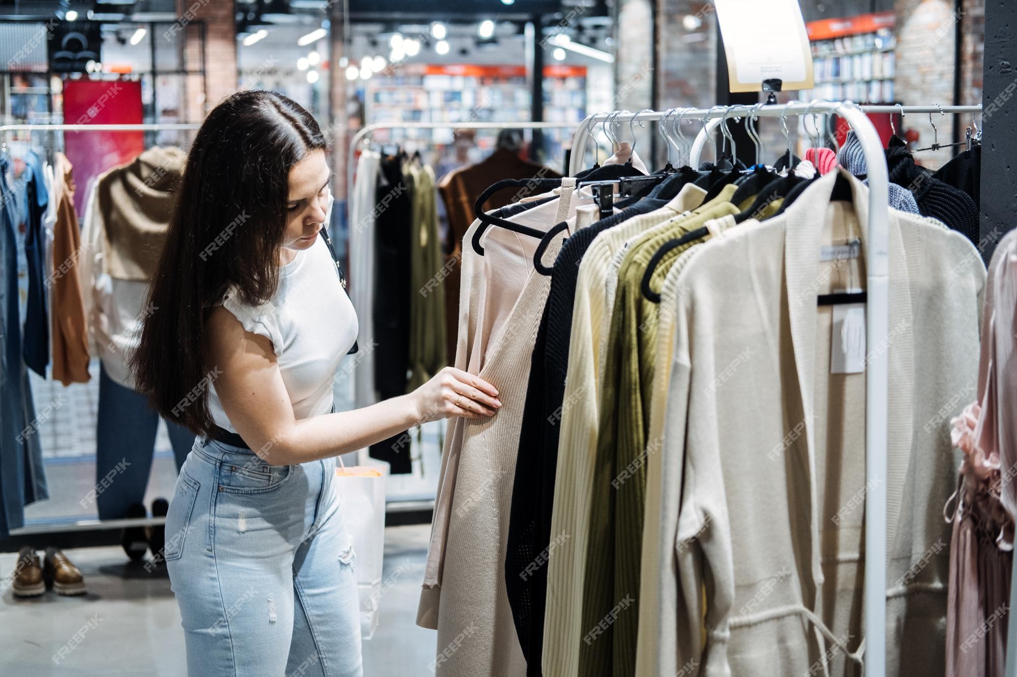 Moda sostenible de segunda mano joven mujer latina comprando ropa sostenible usada de segunda mano | Foto