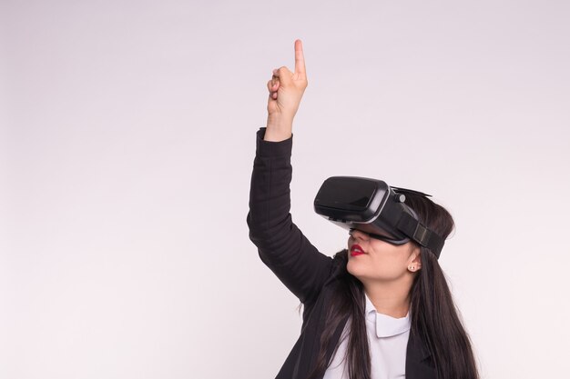 Moda, tecnologias, conceito de pessoas - mulher asiática jogando jogos em óculos de realidade virtual