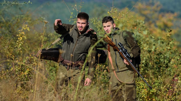 Moda de uniformes militares Habilidades de caza y equipo de armas Cómo convertir la caza en un pasatiempo Amistad de cazadores de hombres Cazadores de hombres con rifle Campamento de entrenamiento Fuerzas armadas Camuflaje sigue este camino