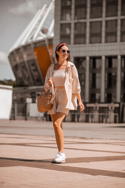 Moda urbana. Una joven mujer bonita en ropa beige en la calle