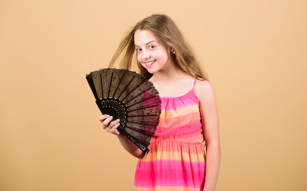 moda de verano accesorio de moda elegante pequeña dama belleza y moda niña pequeña con cabello largo infancia feliz verano caliente niña pequeña uso de niño ventilador niña pequeño con encaje ventilador negro