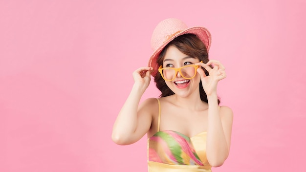 Moda de verano concepto de protección de ojos Closeup chica de cabello largo y rizado con gafas de sol amarillas