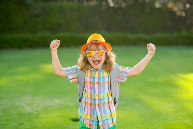 Moda verano niños retrato estilo de vida retrato de lindo niño al aire libre verano niños al aire libre retrato ex