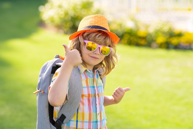 Moda verano niños retrato estilo de vida retrato de niño divertido al aire libre verano niños al aire libre retrato c