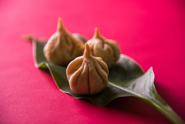 Modak es una bola de masa dulce india ofrecida a Lord Ganapati en el Festival Ganesh Chaturthi. Comida del festival indio