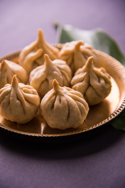 Modak ist ein indischer süßer Knödel, der Lord Ganapati beim Ganesh Chaturthi Festival angeboten wird. Indisches Festessen