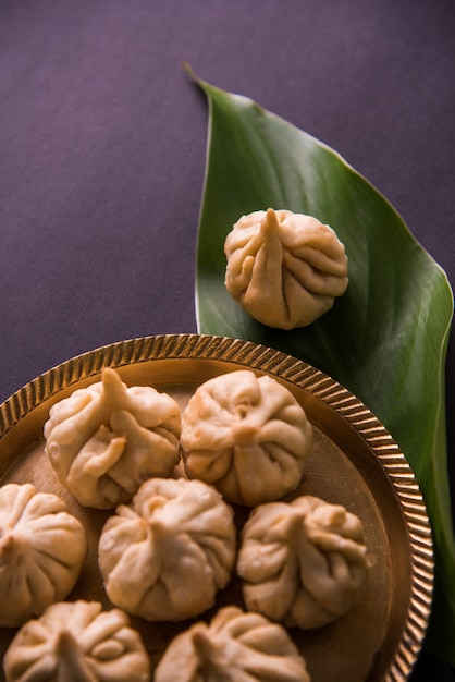 Modak ist ein indischer süßer Knödel, der Lord Ganapati beim Ganesh Chaturthi Festival angeboten wird. Indisches Festessen