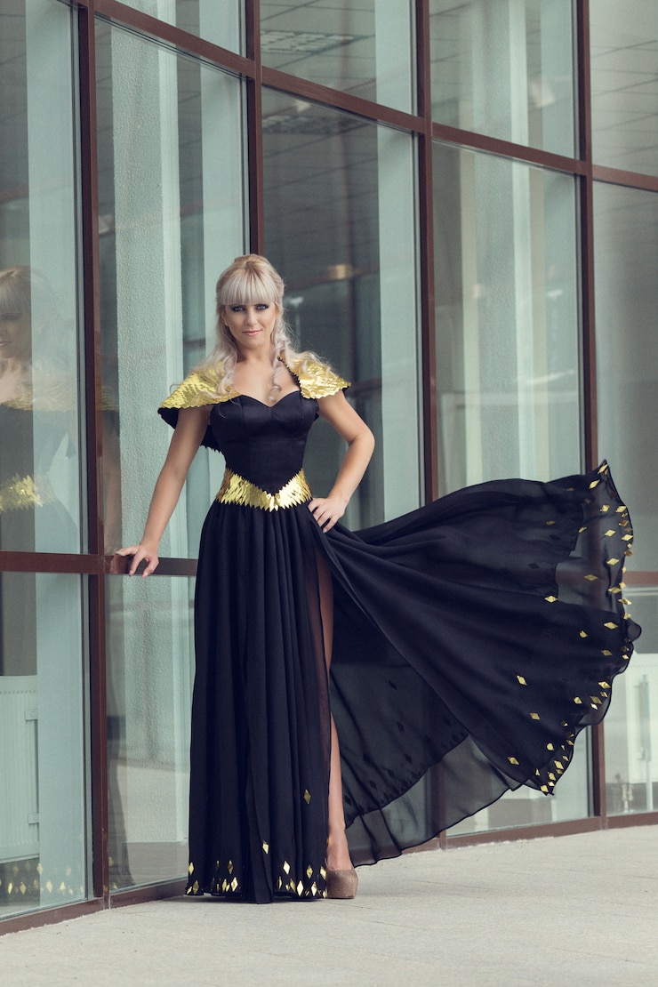 Foto mode-außenfoto der schönen sinnlichen frau mit langen haaren im luxuriösen paillettenkleid, das in der sommerstadt aufwirft