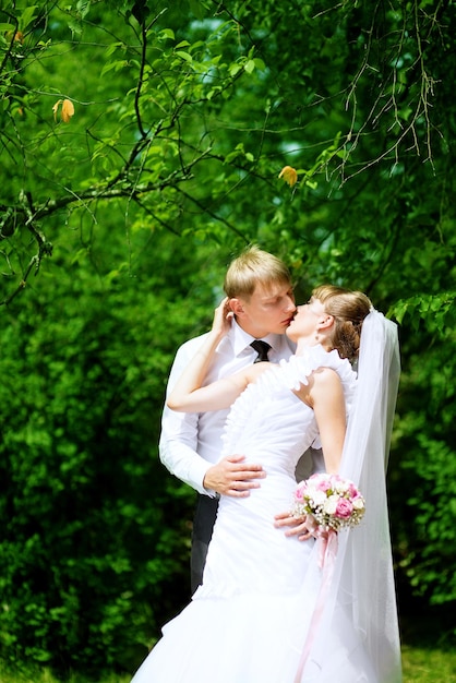 Mode-Fotoshooting für Hochzeitspaare auf dem Naturhintergrund.