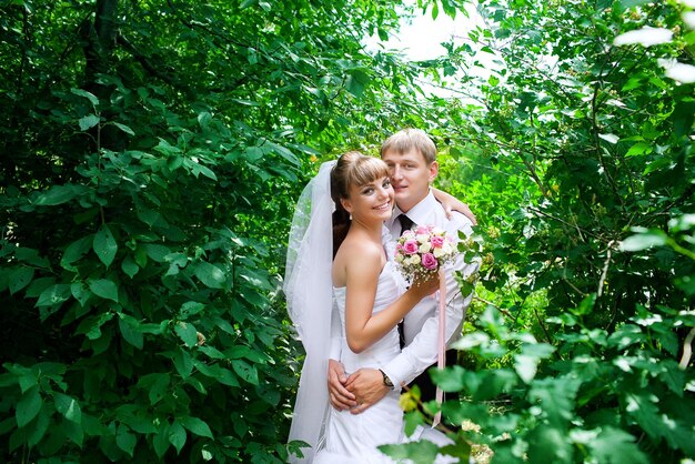 Mode-Fotoshooting für Hochzeitspaare auf dem Naturhintergrund.