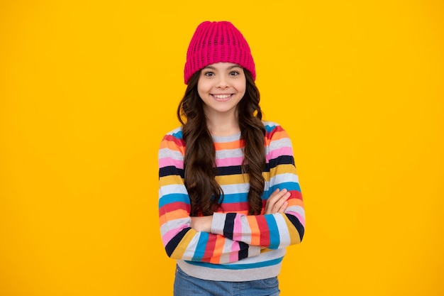 Mode glückliche junge Frau in Strickmütze und Pullover Spaß über bunten blauen Hintergrund Happy Teenager positive und lächelnde Emotionen von Teen Girl