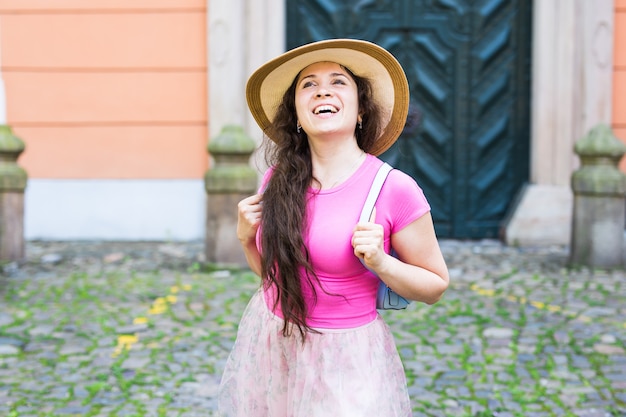 Mode-, Glücks- und Lifestyle-Konzept - schöne Frau mit Hut, die den Sommer im Freien genießt.