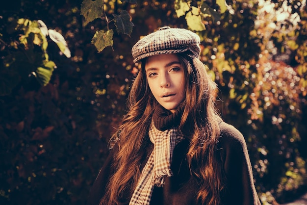 Mode Herbst Portrait Frau mit gelben Ahornblättern auf Natur Hintergrund Herbstkonzept Herbstpark