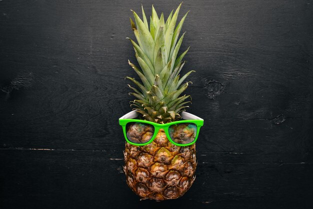 Mode-Hipster-Ananas-Frucht Tropische Ananas mit Sonnenbrille Kreatives Kunstkonzept Ansicht von oben Freier Platz für Text