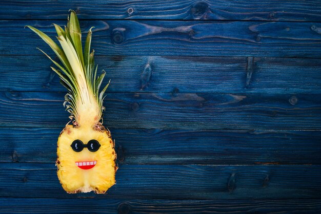 Mode-Hipster-Ananas-Frucht Tropische Ananas mit Sonnenbrille Kreatives Kunstkonzept Ansicht von oben Freier Platz für Text