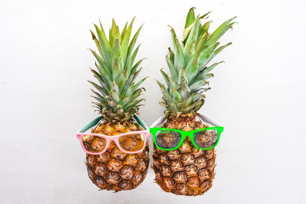 Mode-Hipster-Ananas-Frucht Tropische Ananas mit Sonnenbrille Kreatives Kunstkonzept Ansicht von oben Freier Platz für Text