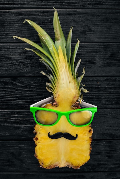 Mode-Hipster-Ananas-Frucht Tropische Ananas mit Sonnenbrille Kreatives Kunstkonzept Ansicht von oben Freier Platz für Text