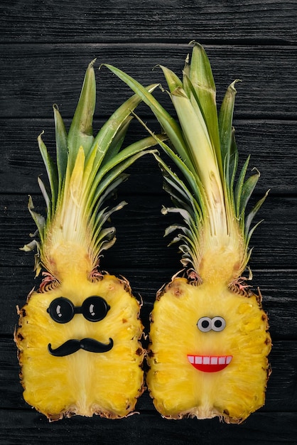 Mode-Hipster-Ananas-Frucht Tropische Ananas mit Sonnenbrille Kreatives Kunstkonzept Ansicht von oben Freier Platz für Text