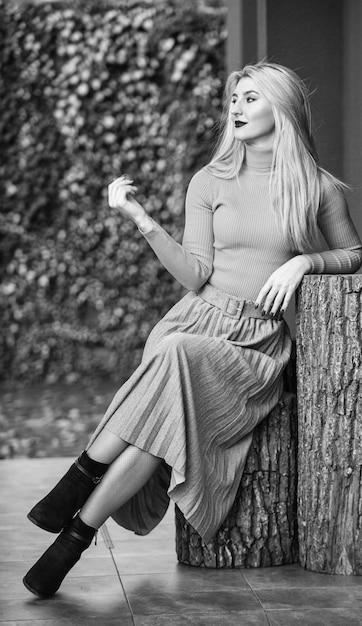 Mode ist ihr Leben Faltenrock Kollektion Frau warmer Herbstrock sitzen im Freien entspannen beim Gehen genießen lässigen Tag Kleidung verfügt über Falten Musthave Rock trendige Mädchen tragen Wellrock