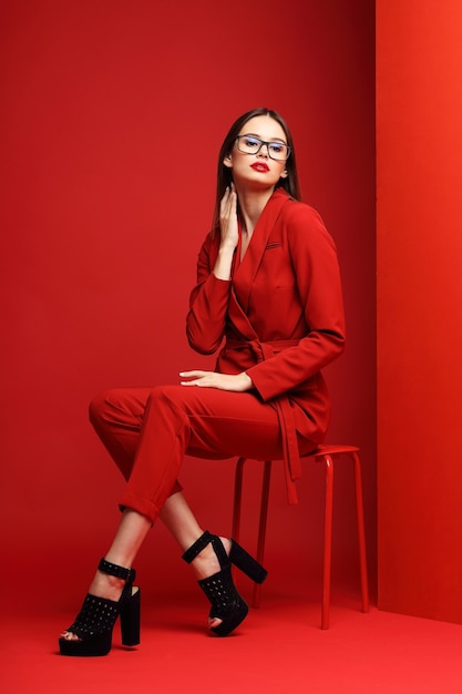 Mode junge Frau im roten Anzug