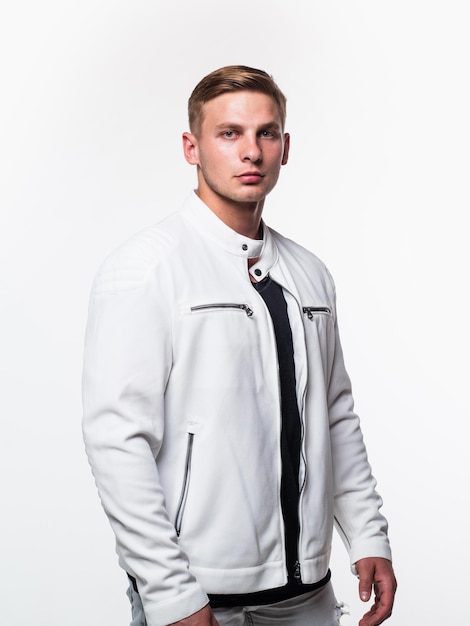 Mode männliches Model trägt moderne Streetwear im lässigen Stil isoliert auf weißem modisch