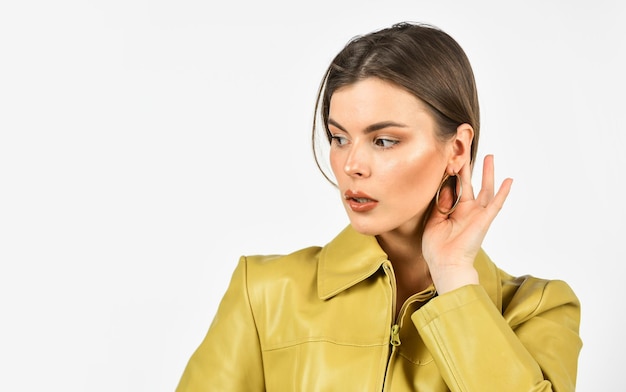 Mode Make-up und Kosmetik Beauty Look lässige Mode-Stil Brünette Frau mit trendigem Make-up sexy Mädchen in Lederjacke sinnliche Frau hat hübsches Gesicht weibliche Hautpflege Kopie Raum