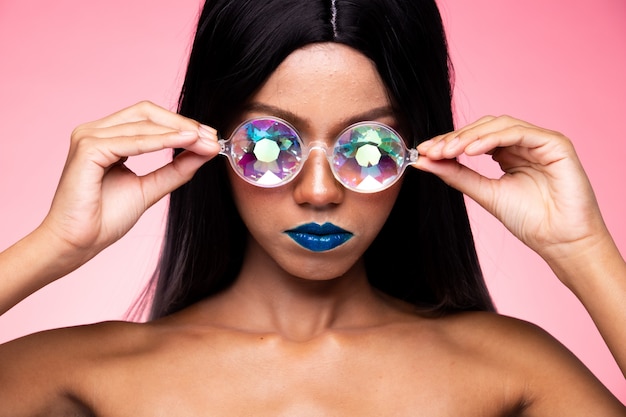 Foto mode-modell woman wear kaleidoscope glasses