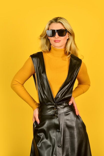 Mode-Porträt Sexy Frau Trendige Kleidung Stilvolle blonde Frau in Modische Frau in engem Leder-Latex-Kleid Sexy Mode-Modell Casual-Outfit Verschmelzung von Stil mit Eleganz Sexy Mädchen