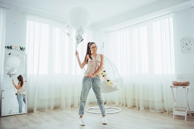 Mode schöne Frau mit Luftballons. Mädchen posiert.