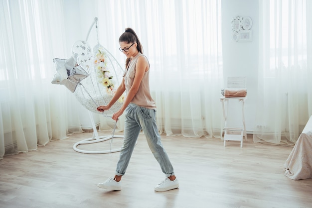 Mode schöne Frau mit Luftballons. Mädchen posiert.