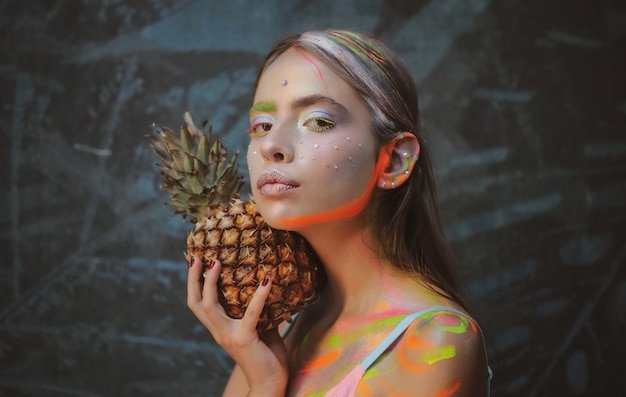 Mode-Sommer-Make-up Abstraktes Sommer-Make-up Ananas-Frucht Modemädchen mit buntem Puder bilden Buntes Make-up