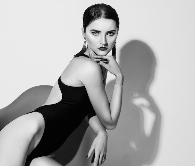 Mode- und Personenkonzept schöne vorbildliche Frau im schwarzen Badeanzug Schwarz-Weiß-Bild