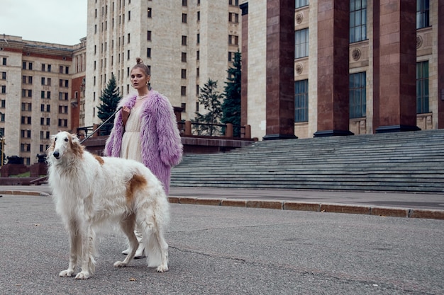 Modeart Foto einer stilvollen Frau mit einem Hund