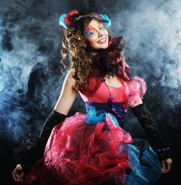 Modeaufnahme einer Frau im Puppenstil. Kreatives Make-up.Fantasy-Kleid. Studioaufnahme.