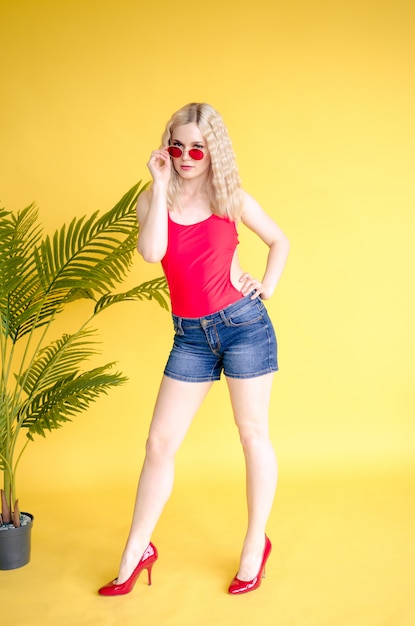 Modebewusste Frau tragen rotes Hemd und Jeans-Shorts