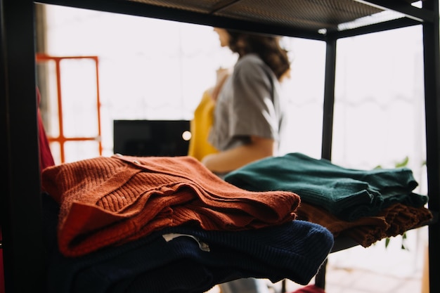 Modeblogger-Konzept Junge Frauen, die Kleidung auf Video-Streaming verkaufenStartup-Kleinunternehmen KMU mit Smartphone oder Tablet, die Empfang nehmen und im Studio einchecken