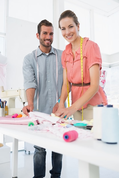 Modedesigner bei der Arbeit im hellen Studio