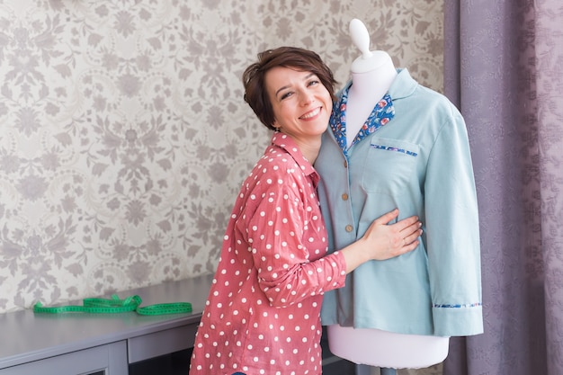 Modedesigner eines Einzelhandelsunternehmers im Textilgeschäft, der eine neue Kollektion für Einzelhandelskleidung entwirft