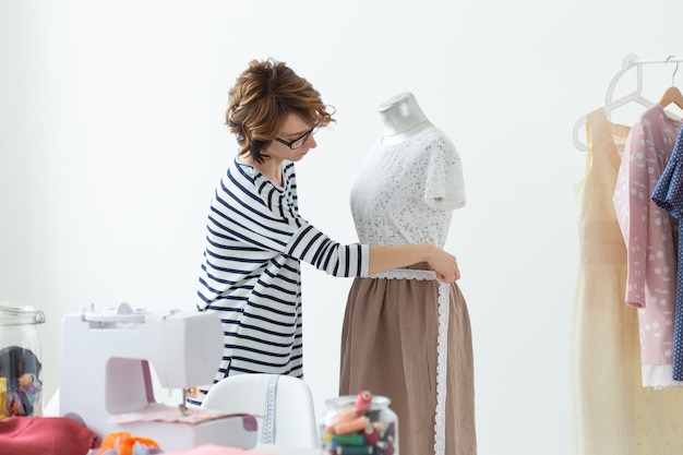 Modedesignerin, Näherin und Small-Sized Enterprises-Konzept - Frau Näherin dekoriert