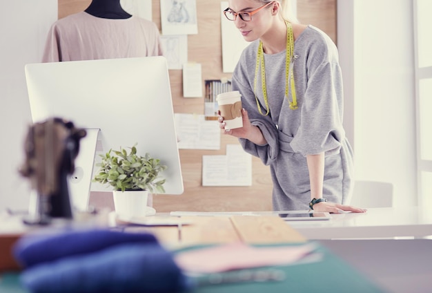 Modedesignerin näht mit Nähmaschine