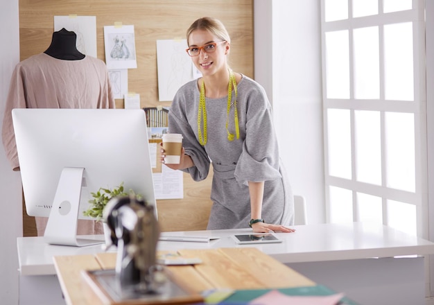 Modedesignerin näht mit Nähmaschine